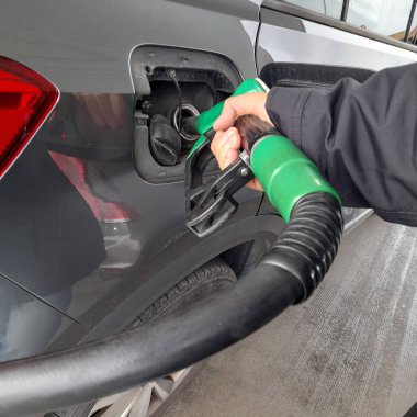 Benzin istasyonunda arabanı dolduruyorsun.