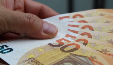 50 Euro 'luk Banknotlar İnsanın Ellerinde - Zenginlik