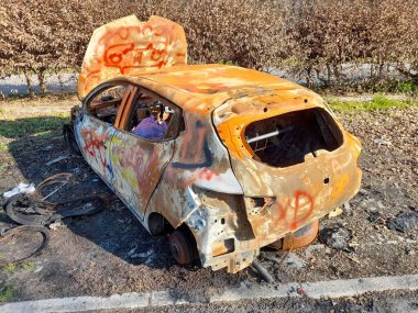 Parktaki otoparkta araba yanıyor.