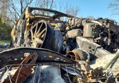 Parktaki otoparkta araba yanıyor.