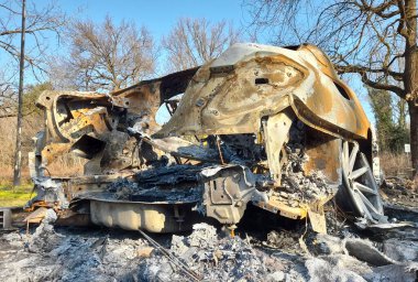 Parktaki otoparkta araba yanıyor.