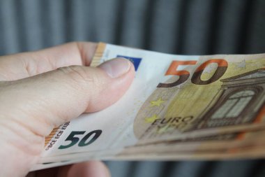 50 Euro 'luk Banknotlar İnsanın Ellerinde - Zenginlik
