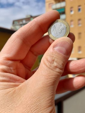 1 Euro Madeni Para İnsanın Ellerinde