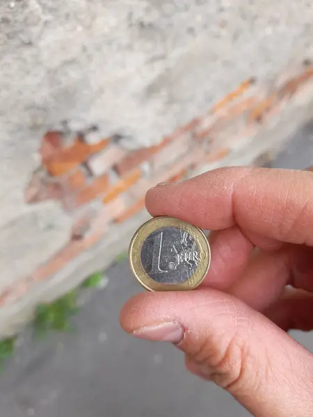 1 Euro Madeni Para İnsanın Ellerinde