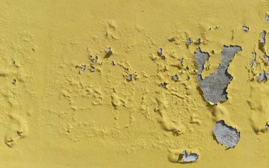 Sarı alçılı duvarda yükselen rutubet - hasarlı