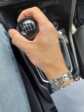 Hızı artırmak veya azaltmak için vites değiştir