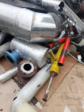 Kullanılmayan bir kazandan boruların sökülmesi