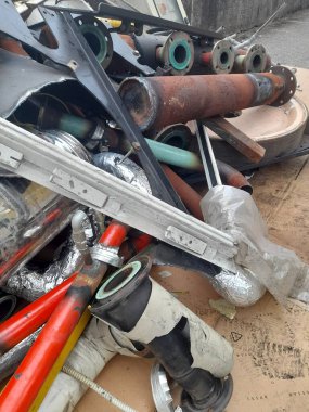 Kullanılmayan bir kazandan boruların sökülmesi