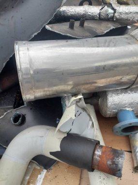 Kullanılmayan bir kazandan boruların sökülmesi