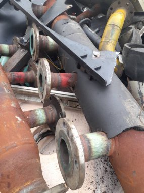 Kullanılmayan bir kazandan boruların sökülmesi