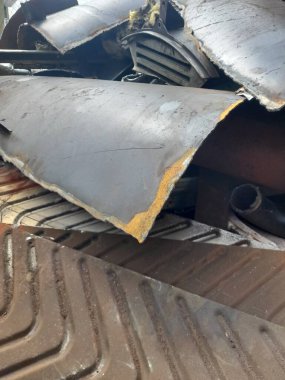 Kullanılmayan bir kazandan boruların sökülmesi