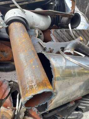 Kullanılmayan bir kazandan boruların sökülmesi