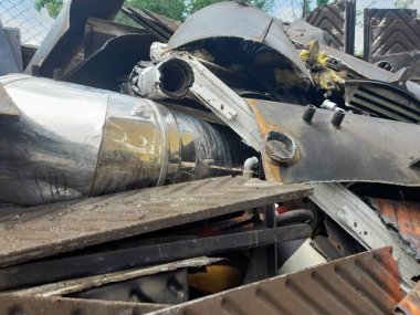 Kullanılmayan bir kazandan boruların sökülmesi