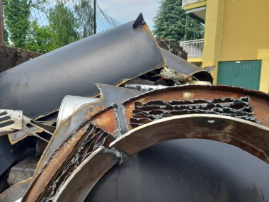 Kullanılmayan bir kazandan boruların sökülmesi