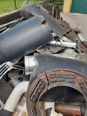 Kullanılmayan bir kazandan boruların sökülmesi