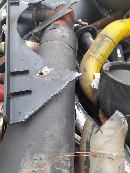 Kullanılmayan bir kazandan boruların sökülmesi