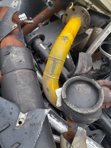 Kullanılmayan bir kazandan boruların sökülmesi