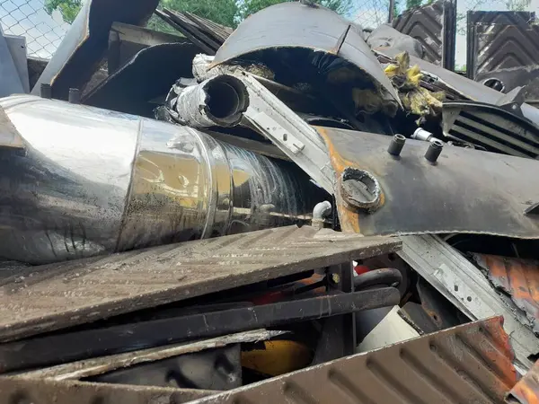 Kullanılmayan bir kazandan boruların sökülmesi