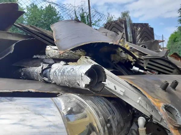 Kullanılmayan bir kazandan boruların sökülmesi