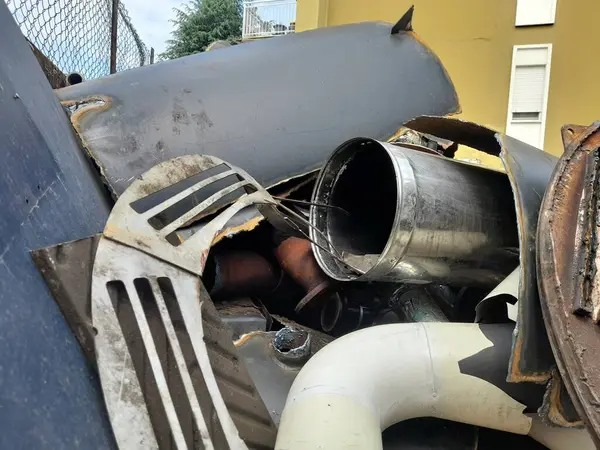 Kullanılmayan bir kazandan boruların sökülmesi