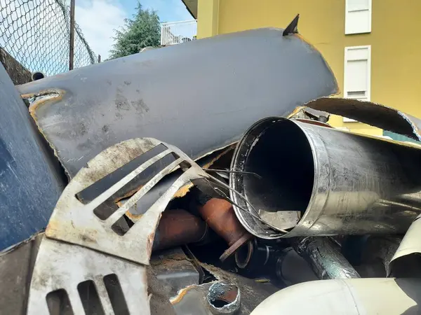 Kullanılmayan bir kazandan boruların sökülmesi