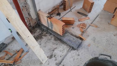 Apartman yenileme çalışmaları sürüyor.