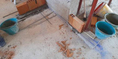 Apartman yenileme çalışmaları sürüyor.