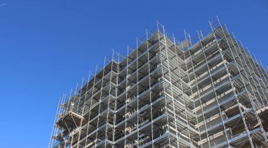 Yazın kentte inşaat çalışmaları devam ediyor - yeni bir apartman inşaatı