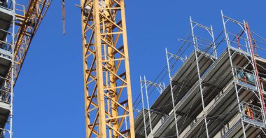 Yazın kentte inşaat çalışmaları devam ediyor - yeni bir apartman inşaatı