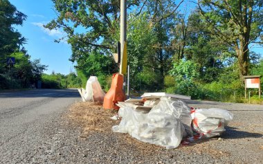 Sokaktaki açık hava çöplüğü, kabalık.