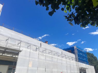 Yazın bir inşaat sahasında çalışma sürüyor