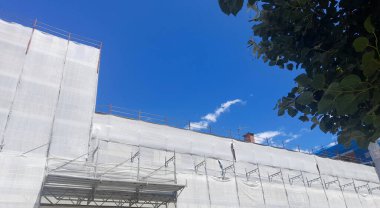 Yazın bir inşaat sahasında çalışma sürüyor