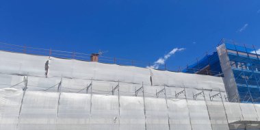 Yazın bir inşaat sahasında çalışma sürüyor