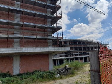 Yazın bir inşaat sahasında inşaat çalışmaları devam ediyor - yeni bir apartman inşaatı