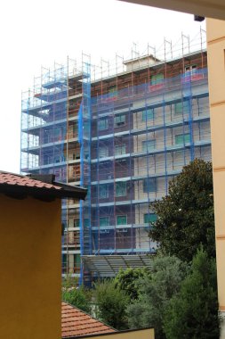 Yazın bir inşaat sahasında inşaat çalışmaları devam ediyor - yeni bir apartman inşaatı