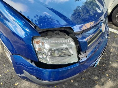 Araba kafa kafaya çarpışma sonucu hurdaya çıkarıldı.