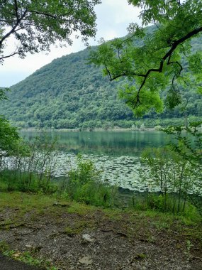 Dağ gölü el değmemiş doğayla çevrili.