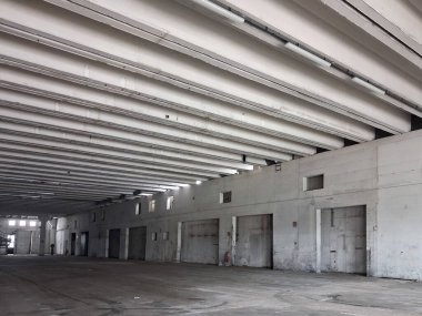 Terk edilmiş ve harap olmuş sanayi binası.