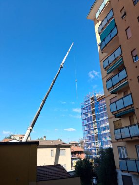 Yazın şehir inşaatında çalışma devam ediyor. Yeni bir apartman inşaatı.