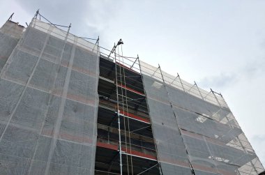 Sonbaharda eski bir apartmanın yenilenmesi için şehir inşaatında çalışma sürüyor.