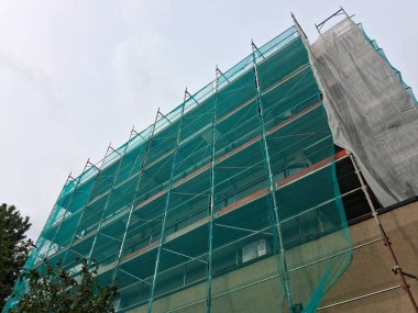 Sonbaharda eski bir apartmanın yenilenmesi için şehir inşaatında çalışma sürüyor.