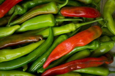 Acı kırmızı biberli arka plan. Arka plan olarak kırmızı ve yeşil biber. Sağlıklı gıda konsepti.