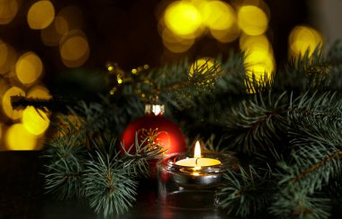 Noel için yanan mum, ışıl ışıl ve fotokopi alanı olan muhteşem bir arka plan. Kartpostallar için Noel arkaplanı. Noel dekorasyonu konsepti.