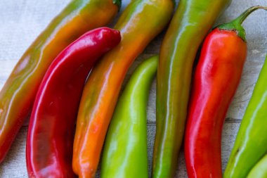 Acı kırmızı biberli arka plan. Arka plan olarak kırmızı ve yeşil biber. Sağlıklı gıda konsepti.