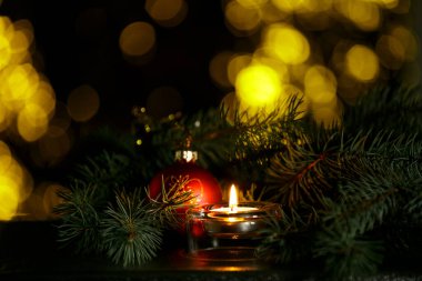 Noel için yanan mum, ışıl ışıl ve fotokopi alanı olan muhteşem bir arka plan. Kartpostallar için Noel arkaplanı. Noel dekorasyonu konsepti.