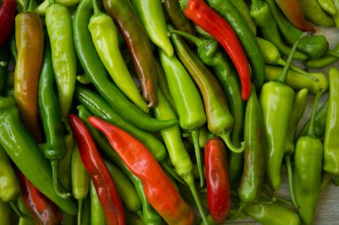 Acı kırmızı biberli arka plan. Arka plan olarak kırmızı ve yeşil biber. Sağlıklı gıda konsepti.