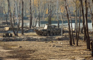 Dnepr, Ukrayna - 10.29.2013: Tanklar, uçaklar, araçlar ve dönem kostüm ve üniformalı insanların katıldığı 2. Dünya Savaşı dönemi askeri gösteri. Dnepr 'in kurtuluşu için yapılan savaşın restorasyonu