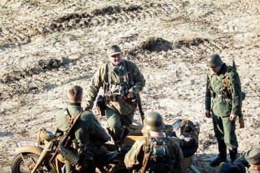 Dnepr, Ukrayna - 10.29.2013: Tanklar, uçaklar, araçlar ve dönem kostüm ve üniformalı insanların katıldığı 2. Dünya Savaşı dönemi askeri gösteri. Dnepr 'in kurtuluşu için yapılan savaşın restorasyonu