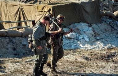 Dnepr, Ukrayna - 10.29.2013: Tanklar, uçaklar, araçlar ve dönem kostüm ve üniformalı insanların katıldığı 2. Dünya Savaşı dönemi askeri gösteri. Dnepr 'in kurtuluşu için yapılan savaşın restorasyonu