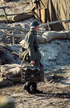 Dnepr, Ukrayna - 10.29.2013: Tanklar, uçaklar, araçlar ve dönem kostüm ve üniformalı insanların katıldığı 2. Dünya Savaşı dönemi askeri gösteri. Dnepr 'in kurtuluşu için yapılan savaşın restorasyonu